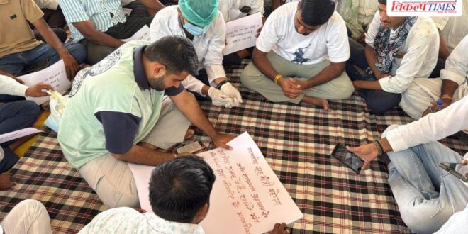 Under what compulsion did Ravindra Bhati have to write the letter with blood