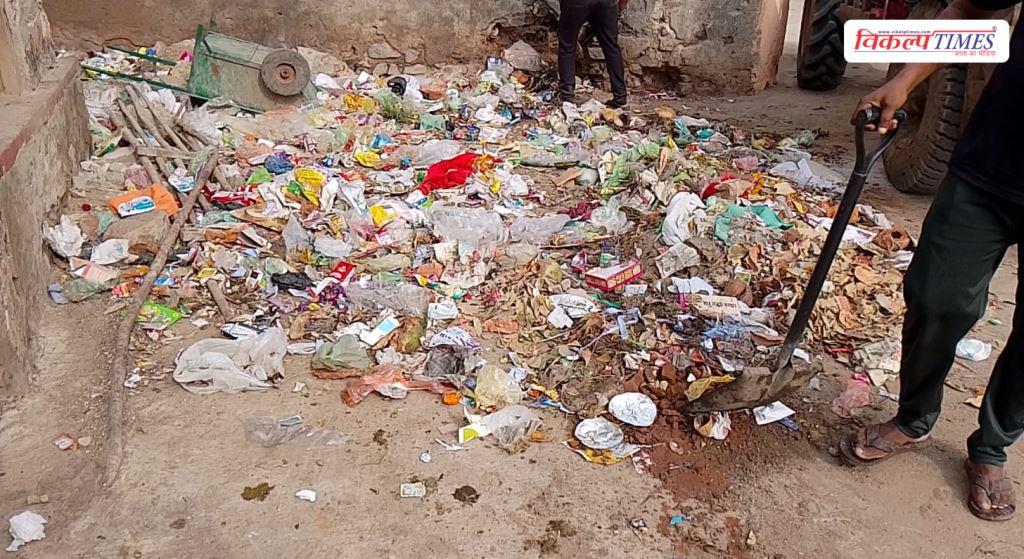 Heaps of garbage near Telan Panseri Balaji Temple Sawai Madhopur Vikalp Times