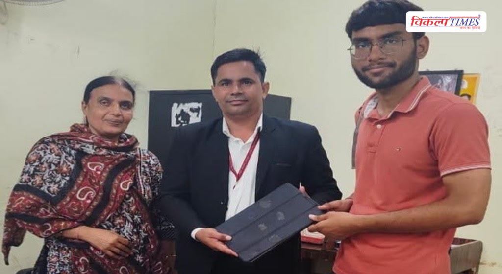 Laptop worth lakhs left behind at Kota station TTE's actions won hearts Vikalp Times