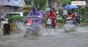 Situation worsens in Mumbai due to heavy rain red alert issued for several districts.