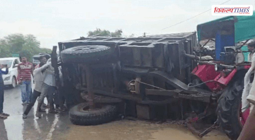 tractor trolley overturns after tree falls in sawai madhopur Vikalp Times